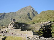 Die Terrassenfelder und dahinter Mt. Machu Picchu