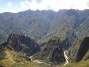 Links der Wayna Picchu, in der Mitte der Putucusi