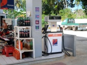 Tankstelle in der Stadt: Benzin in Colaflaschen